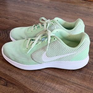 Nike Light Green Running Walking Shoes Women’s Size 7.5